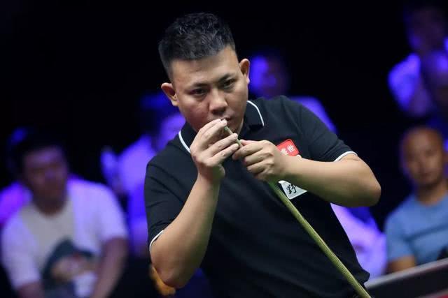 手指紧贴球 手指紧贴球